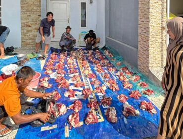 PENGGERAK EKONOMI: Suasana pemotongan hewan kurban oleh warga Kabupaten Probolinggo, beberapa waktu lalu. (foto: Ali Ya'lu).