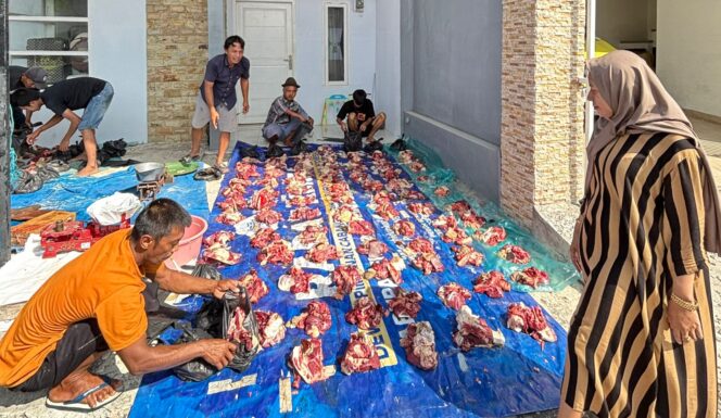 
					PENGGERAK EKONOMI: Suasana pemotongan hewan kurban oleh warga Kabupaten Probolinggo, beberapa waktu lalu. (foto: Ali Ya'lu).