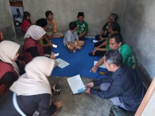Petugas Dinas Sosial Kabupaten Pasuruan saat melakukan verifikasi data siswa calon peserta Sekolah Rakyat tahun ajaran 2025–2026.