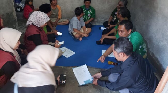 Petugas Dinas Sosial Kabupaten Pasuruan saat melakukan verifikasi data siswa calon peserta Sekolah Rakyat tahun ajaran 2025–2026.