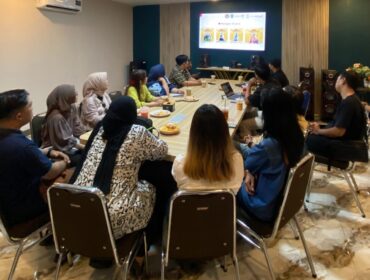 Rapat dalam rangka menggelar even  budaya tahunan Segoro Topeng Kaliwungu, Kabupaten Lumajang. (Foto: Asmadi).