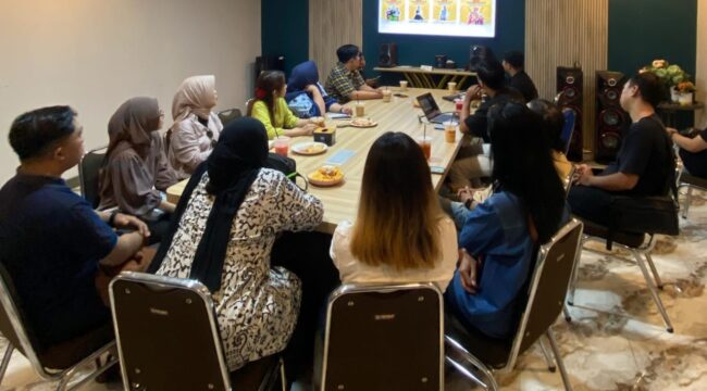 Rapat dalam rangka menggelar even  budaya tahunan Segoro Topeng Kaliwungu, Kabupaten Lumajang. (Foto: Asmadi).