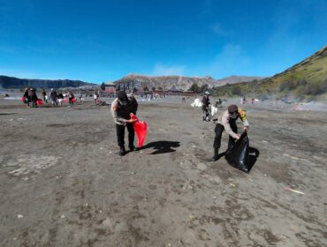 PEDULI: Sejumlah personel Polres Probolinggo tengah membersihkan sampah di kawasan wisata Gunung Bromo. (foto: Bag. Humas Polres Probolinggo).