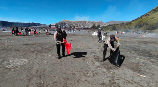 PEDULI: Sejumlah personel Polres Probolinggo tengah membersihkan sampah di kawasan wisata Gunung Bromo. (foto: Bag. Humas Polres Probolinggo).