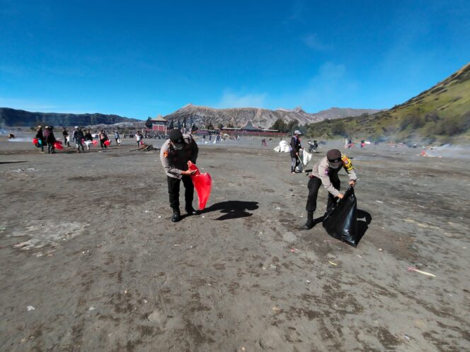 
					PEDULI: Sejumlah personel Polres Probolinggo tengah membersihkan sampah di kawasan wisata Gunung Bromo. (foto: Bag. Humas Polres Probolinggo).