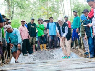 Bupati Lumajang, Indah Amperawati hadir dalam gotong royong warga Desa Sumbermujur, Kecamatan Candipuro. 