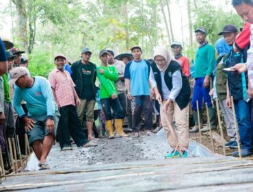 Bupati Lumajang, Indah Amperawati hadir dalam gotong royong warga Desa Sumbermujur, Kecamatan Candipuro. 