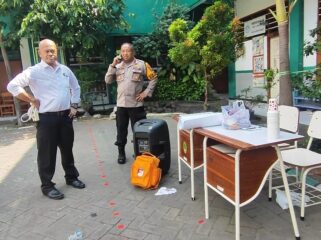 Polisi memeriksa peralatan elektronik yang diduga menjadi sumber sengatan listrik di lokasi kejadian.