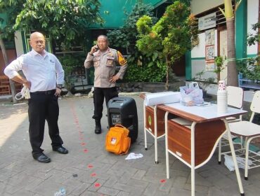 Polisi memeriksa peralatan elektronik yang diduga menjadi sumber sengatan listrik di lokasi kejadian.