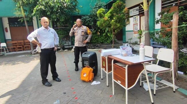 Polisi memeriksa peralatan elektronik yang diduga menjadi sumber sengatan listrik di lokasi kejadian.