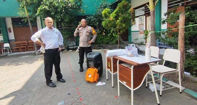 
					Polisi memeriksa peralatan elektronik yang diduga menjadi sumber sengatan listrik di lokasi kejadian.