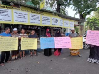 TOLAK RELOKASI: Paguyuban Pedagang Oleh-oleh Haji dan Umroh di Jalan KH. Agus Salim atau depan Masjid Raudlotul Jannah Kota Probolinggo, saat demo menolak relokasi beberapa waktu lalu. (foto: Hafiz Rozani).
