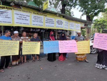 TOLAK RELOKASI: Paguyuban Pedagang Oleh-oleh Haji dan Umroh di Jalan KH. Agus Salim atau depan Masjid Raudlotul Jannah Kota Probolinggo, saat demo menolak relokasi beberapa waktu lalu. (foto: Hafiz Rozani).
