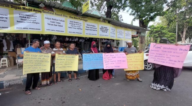 TOLAK RELOKASI: Paguyuban Pedagang Oleh-oleh Haji dan Umroh di Jalan KH. Agus Salim atau depan Masjid Raudlotul Jannah Kota Probolinggo, saat demo menolak relokasi beberapa waktu lalu. (foto: Hafiz Rozani).
