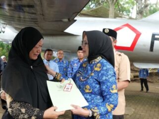 Bupati Lumajang, Indah Amperawati memberikan SK PPPK yang telah disiapkan kepada perwakilan keluarga almarhumah. (Foto: Asmadi). 
