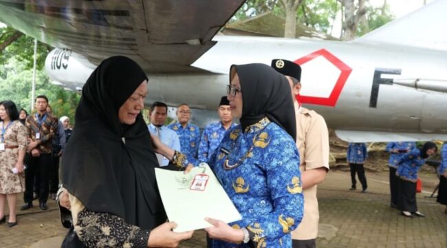 Bupati Lumajang, Indah Amperawati memberikan SK PPPK yang telah disiapkan kepada perwakilan keluarga almarhumah. (Foto: Asmadi). 
