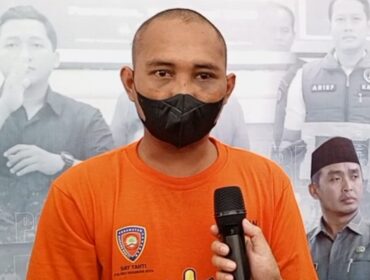 Tersangka Zaenul Arifin saat memberikan keterangan kepada wartawan.