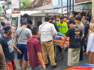 Evakuasi korban kecelakaan di Jalan dr. Wahidin Sudiro Husodo, Kota Pasuruan.
