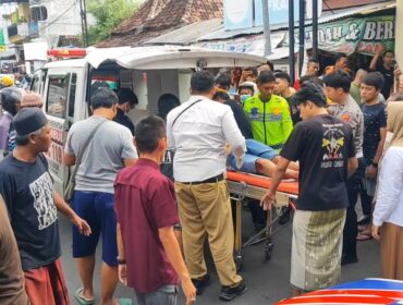 Evakuasi korban kecelakaan di Jalan dr. Wahidin Sudiro Husodo, Kota Pasuruan.
