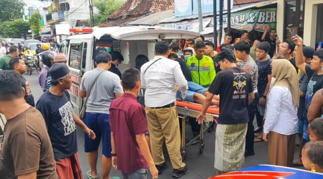 Evakuasi korban kecelakaan di Jalan dr. Wahidin Sudiro Husodo, Kota Pasuruan.