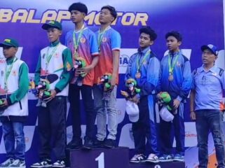 SABET MEDALI: Rasya dan Nabil (memakai jaket biru) sebelah kanan usai menerima medali. (Foto: istimewa)