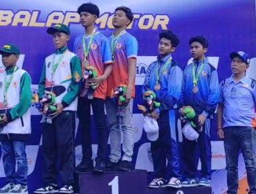 SABET MEDALI: Rasya dan Nabil (memakai jaket biru) sebelah kanan usai menerima medali. (Foto: istimewa)