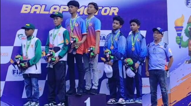 SABET MEDALI: Rasya dan Nabil (memakai jaket biru) sebelah kanan usai menerima medali. (Foto: istimewa)
