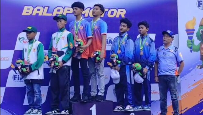 
					SABET MEDALI: Rasya dan Nabil (memakai jaket biru) sebelah kanan usai menerima medali. (Foto: istimewa)