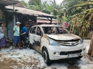 TERBAKAR: Kondisi Toyota Avanza milik Khoiri, warga Desa Alassumur Kulon, Kec. Kraksaan, Kab. Probolinggo, yang hangus terbakar. (foto: Ali Ya'lu).