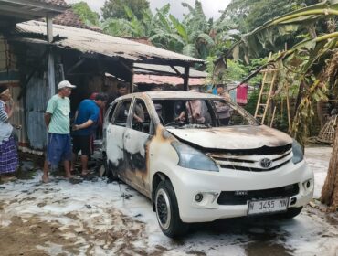 TERBAKAR: Kondisi Toyota Avanza milik Khoiri, warga Desa Alassumur Kulon, Kec. Kraksaan, Kab. Probolinggo, yang hangus terbakar. (foto: Ali Ya'lu).