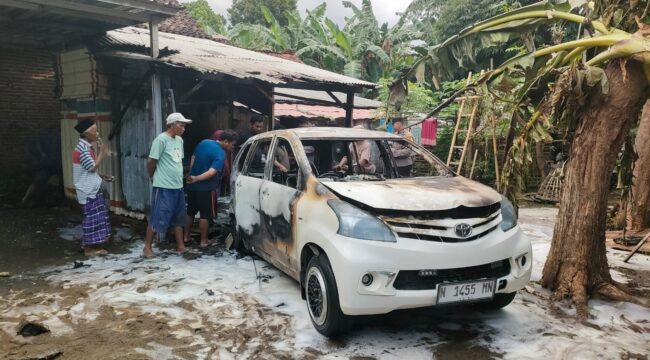 TERBAKAR: Kondisi Toyota Avanza milik Khoiri, warga Desa Alassumur Kulon, Kec. Kraksaan, Kab. Probolinggo, yang hangus terbakar. (foto: Ali Ya'lu).