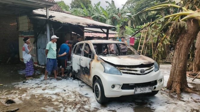 
					TERBAKAR: Kondisi Toyota Avanza milik Khoiri, warga Desa Alassumur Kulon, Kec. Kraksaan, Kab. Probolinggo, yang hangus terbakar. (foto: Ali Ya'lu).