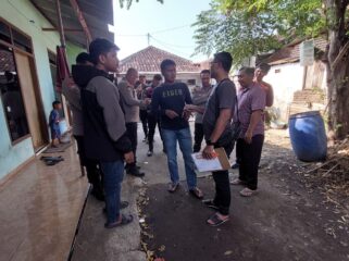 OLAH TKP: Polisi melakukan olah TKP di Kos Jalan Ikan Hiu, Kec. Mayangan, Kota Probolinggo. (foto: Hafiz Rozani)
