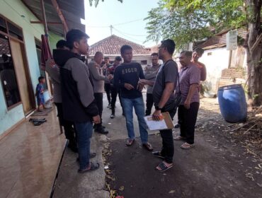 OLAH TKP: Polisi melakukan olah TKP di Kos Jalan Ikan Hiu, Kec. Mayangan, Kota Probolinggo. (foto: Hafiz Rozani)

