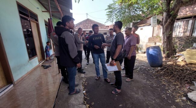 OLAH TKP: Polisi melakukan olah TKP di Kos Jalan Ikan Hiu, Kec. Mayangan, Kota Probolinggo. (foto: Hafiz Rozani)
