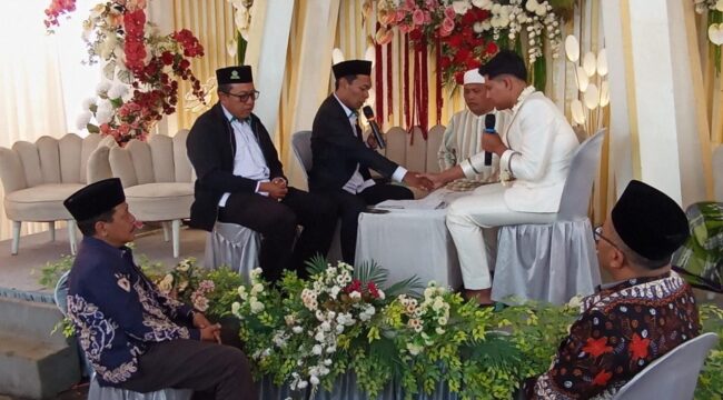MENIKAH: Salah satu prosesi akad nikah yang terjadi di Kabupaten Probolinggo selama Juni 2025. (foto: Ali Ya'lu).