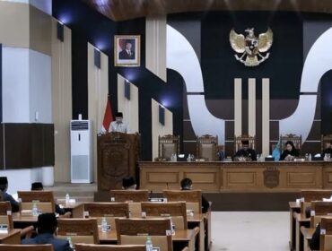 Bupati Pasuruan Rusdi Sutejo menyampaikan jawaban atas pandangan fraksi-fraksi dalam Rapat Paripurna DPRD Kabupaten Pasuruan.