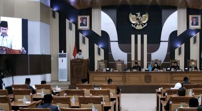Bupati Pasuruan Rusdi Sutejo menyampaikan jawaban atas pandangan fraksi-fraksi dalam Rapat Paripurna DPRD Kabupaten Pasuruan.