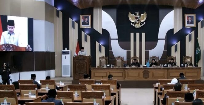 
					Bupati Pasuruan Rusdi Sutejo menyampaikan jawaban atas pandangan fraksi-fraksi dalam Rapat Paripurna DPRD Kabupaten Pasuruan.
