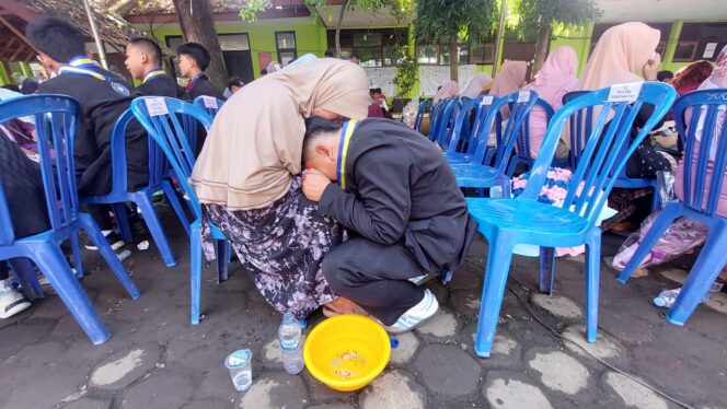 
					TRADISI: Prosesi basuh kaki orang tua yang dilakukan oleh siswa kelas 9 SMPN 8 Kota Probolinggo. (foto: Hafiz Rozani).
