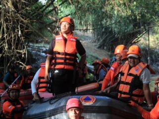 Walikota Pasuruan menyusuri aliran Sungai Gembong dari Pohjentrek hingga Pelabuhan Kota Pasuruan.
