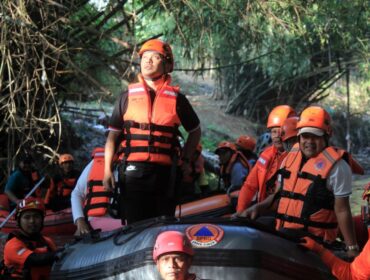 Walikota Pasuruan menyusuri aliran Sungai Gembong dari Pohjentrek hingga Pelabuhan Kota Pasuruan.
