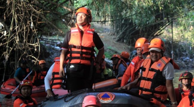 Walikota Pasuruan menyusuri aliran Sungai Gembong dari Pohjentrek hingga Pelabuhan Kota Pasuruan.

