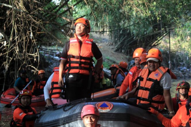 
					Walikota Pasuruan menyusuri aliran Sungai Gembong dari Pohjentrek hingga Pelabuhan Kota Pasuruan.
