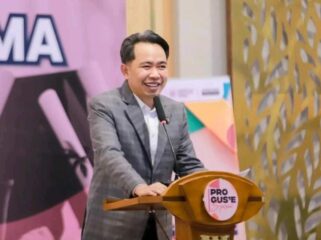 PAPARAN: Bupati Jember, Muhammad Fawait, saat menyampaian program beasiswa kuliah di Kantor Dispendik Jember, Rabu, (18/6/25) malam.  (Dok. Kominfo Jember)
