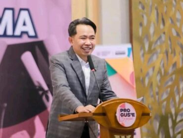 PAPARAN: Bupati Jember, Muhammad Fawait, saat menyampaian program beasiswa kuliah di Kantor Dispendik Jember, Rabu, (18/6/25) malam.  (Dok. Kominfo Jember)
