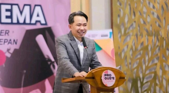 PAPARAN: Bupati Jember, Muhammad Fawait, saat menyampaian program beasiswa kuliah di Kantor Dispendik Jember, Rabu, (18/6/25) malam.  (Dok. Kominfo Jember)