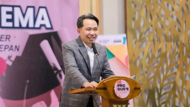 
					PAPARAN: Bupati Jember, Muhammad Fawait, saat menyampaian program beasiswa kuliah di Kantor Dispendik Jember, Rabu, (18/6/25) malam.  (Dok. Kominfo Jember)