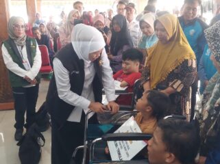 BANSOS: Gubernur Jawa Timur, Khofifah Indar Parawangsa saat menyerahkan bantuan sosial (bansos) di Pendopo Prasaja Ngesti Wibawa Kabupaten Probolinggo. (foto: Hafiz Rozani).