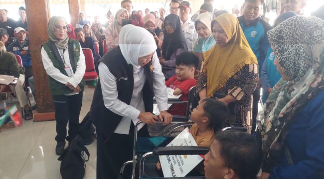 BANSOS: Gubernur Jawa Timur, Khofifah Indar Parawangsa saat menyerahkan bantuan sosial (bansos) di Pendopo Prasaja Ngesti Wibawa Kabupaten Probolinggo. (foto: Hafiz Rozani).